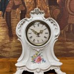 Mercedes Marka Pilli Porselen Masa Saati – Vintage Çiçek Desenli Dekoratif Saat