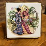 İtalyan Üretim Uzak Doğu Desenli Porselen Fincan Altlığı – 12x12 cm Dekoratif Tabak