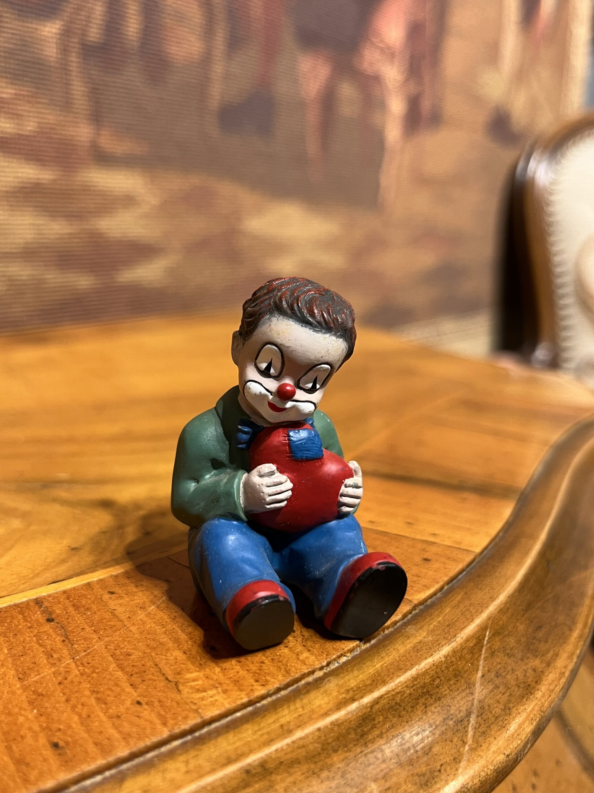 IMG_3592-scaled-1.jpg Gilde Clowns Koleksiyonluk Mini Palyaço Biblo – Elinde Kalpli Dekoratif Figür 5x3 cm - Görsel 1