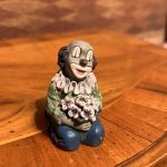 Gilde Clowns Mini Palyaço Biblo – Elinde Çiçek Tutan Figür – 5x3 cm Koleksiyonluk