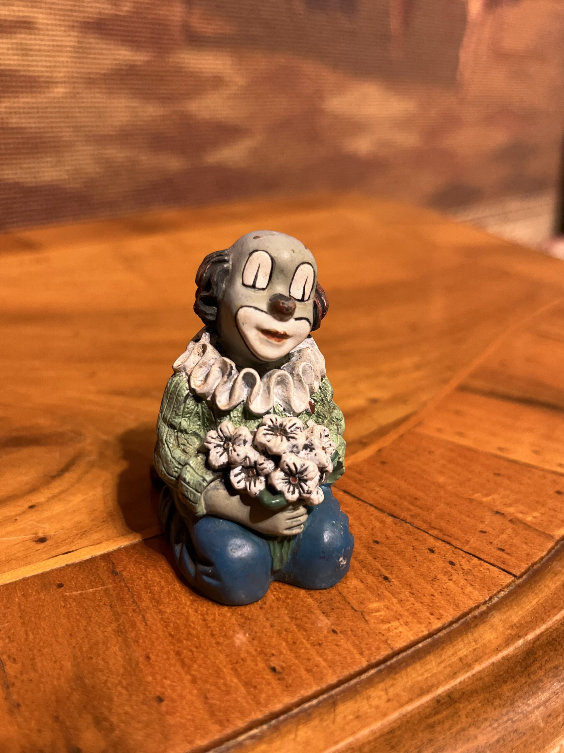 IMG_3643-scaled-1.jpg Gilde Clowns Mini Palyaço Biblo – Elinde Çiçek Tutan Figür – 5x3 cm Koleksiyonluk - Görsel 1
