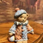 Vintage Palyaço Ayıcık Biblo – Renkli Polka Dot Kostümlü Dekoratif Figür (10 cm)