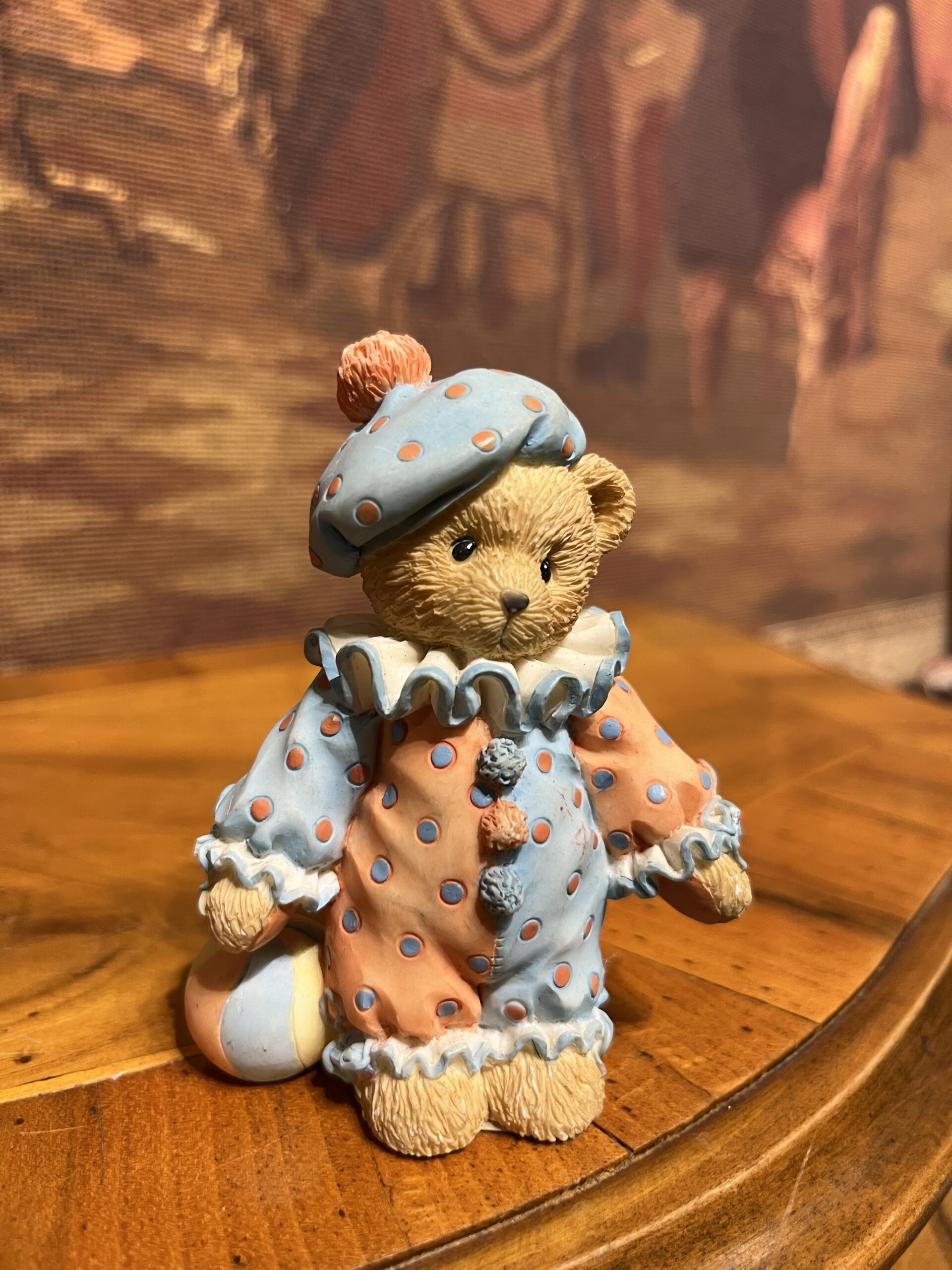 IMG_3691-scaled-1.jpg Vintage Palyaço Ayıcık Biblo – Renkli Polka Dot Kostümlü Dekoratif Figür (10 cm) - Görsel 1