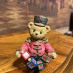 Cherished Teddies Oyuncak Ayıcık Biblo – Jeffrey Strikes Up Another Year – Koleksiyonluk Figür (9x7 cm)