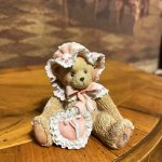 Cherished Teddies Nancy Ayıcık Biblo – Your Friendship Makes My Heart Sing – Koleksiyonluk Figür (7x8 cm)