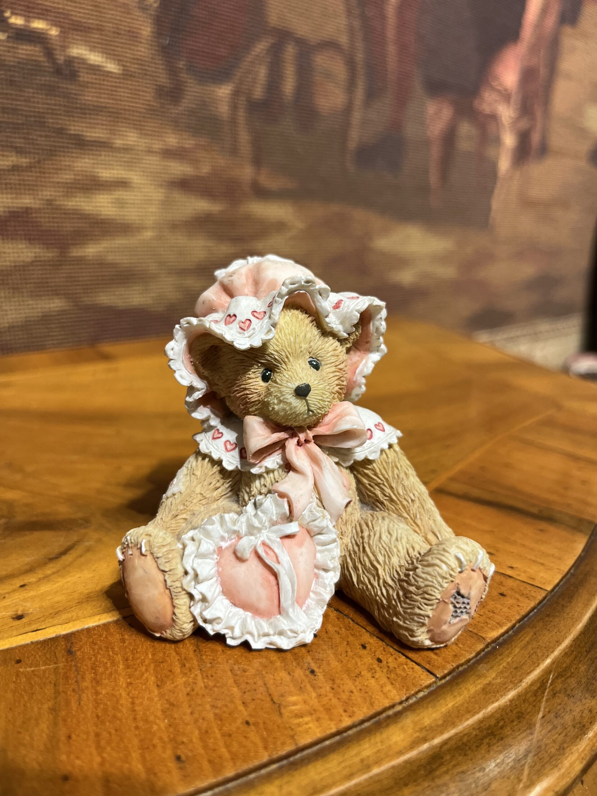 IMG_3709-scaled-1.jpg Cherished Teddies Nancy Ayıcık Biblo – Your Friendship Makes My Heart Sing – Koleksiyonluk Figür (7x8 cm) - Görsel 1