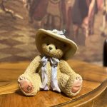 Cherished Teddies Millie Ayıcık Biblo – Love Me Tender – Koleksiyonluk Figür (8x6 cm)