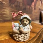 Cherished Teddies Abigail Sepetli Ayıcık Biblo – Inside We’re All The Same – Koleksiyonluk Figür (8x6 cm)