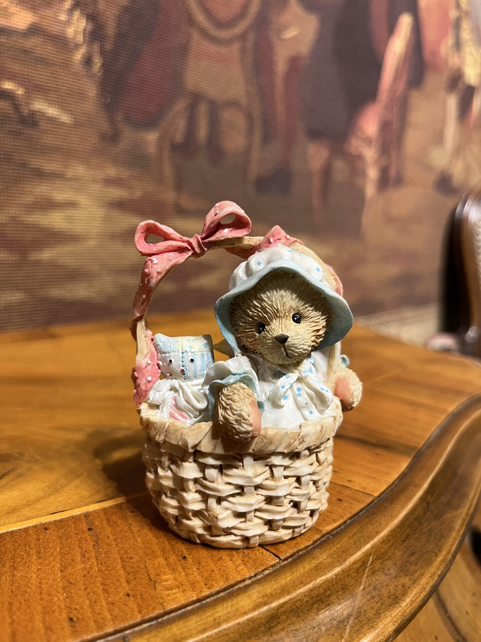 IMG_3727-scaled-1.jpg Cherished Teddies Abigail Sepetli Ayıcık Biblo – Inside We’re All The Same – Koleksiyonluk Figür (8x6 cm) - Görsel 1