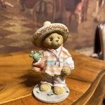 Cherished Teddies Carlos Ayıcık Biblo – I Found An Amigo In You – Sombrerolu Koleksiyon Figür (10x5 cm)