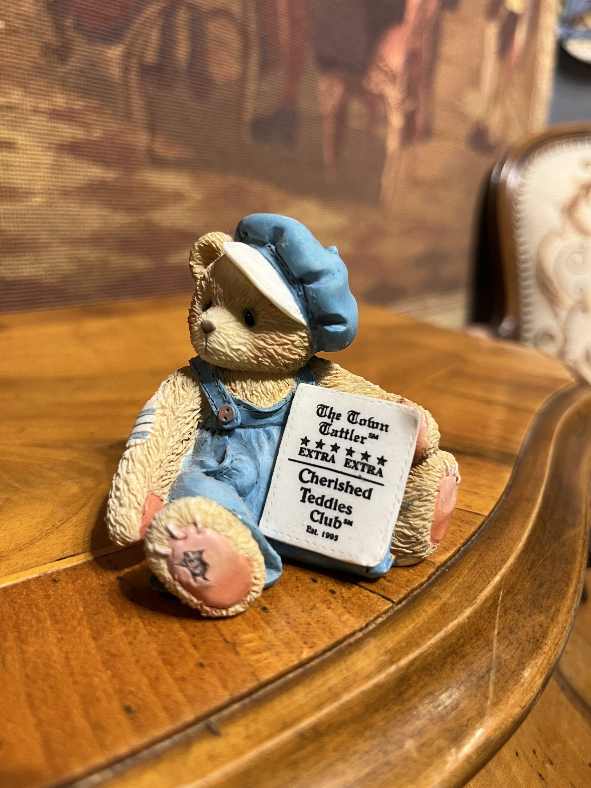 IMG_3777-scaled-1.jpg Cherished Teddies Club E. Bear “Isabel” 1994 Koleksiyon Biblo – Enesco Üyelik Serisi 6x7 cm - Görsel 1