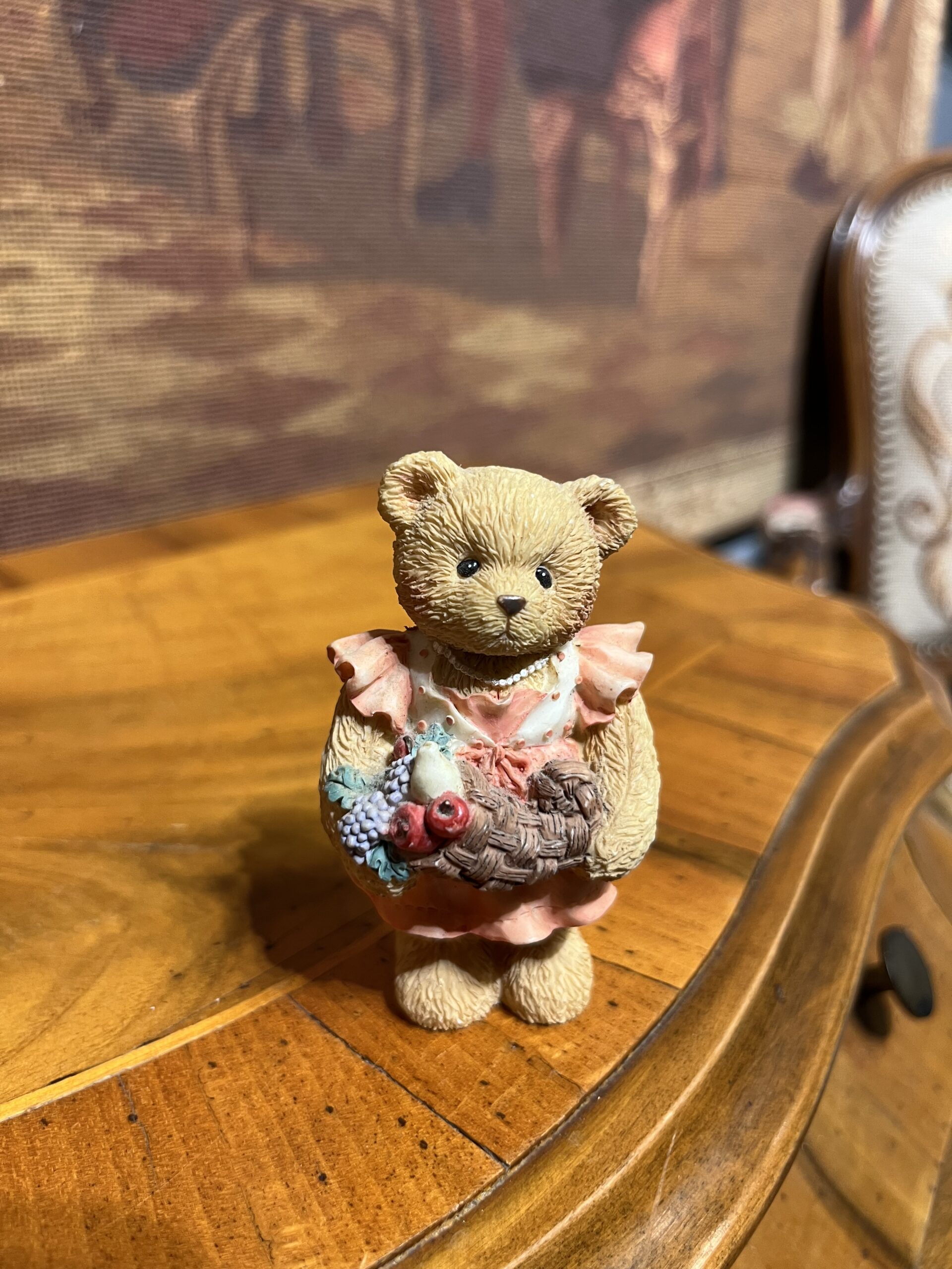 IMG_3791-scaled-1.jpg Cherished Teddies “Barbara” 1996 Koleksiyon Biblo – Sepetli Ayıcık Enesco Orijinal 8x5 cm - Görsel 1