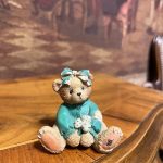 Cherished Teddies “Kathleen” 1993 Koleksiyon Biblo – Luck Found Me Serisi Enesco 6x6 cm