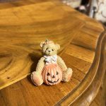 Cadılar Bayramı Balkabaklı Mini Ayıcık Broş – Dekoratif Vintage Görünümlü 5x4 cm