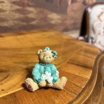 Vintage Ayıcık Broş – Yeşil Elbiseli Çiçek Detaylı Mini Figür 5x5 cm