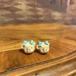 Mini Ayıcık Küpe SET – Yeşil Fiyonklu Sevimli Figürlü Vintage 2x2 cm