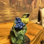 Vintage Grünfink Kuş Biblosu – El Boyaması, Koleksiyonluk Figür (10x7 cm)