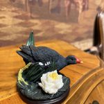 Vintage Su Kuşu Biblo – Nilüfer Çiçekli Dekoratif Kuş Figürü (7x8 cm)